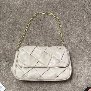 Chic Quilted Shoulder Bag with Gold Chain